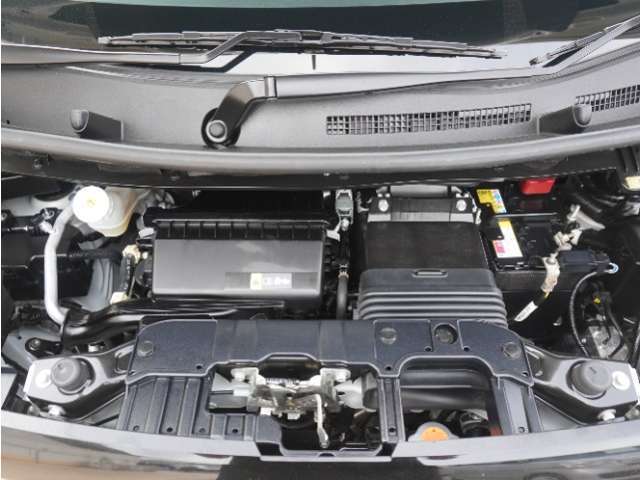 エンジンは車の心臓部分です。このエンジンルームが汚いとトラブルの基になります。当店は専用の液剤を使って徹底的に綺麗にします。