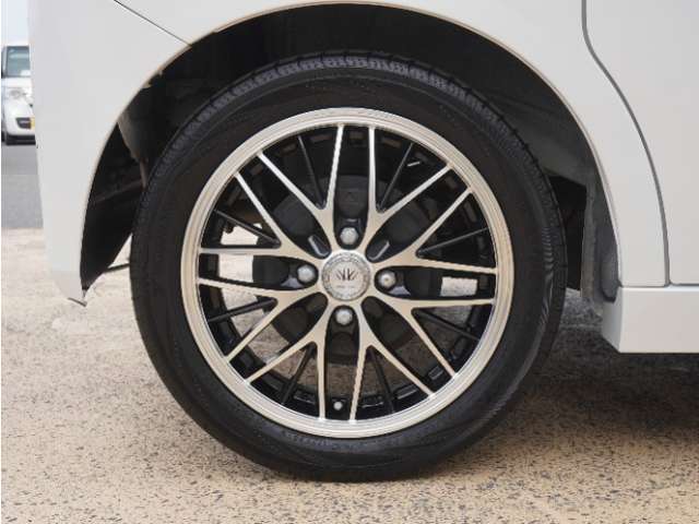 アルミホイール装着車です！これで足元まわりもおしゃれにきまります！