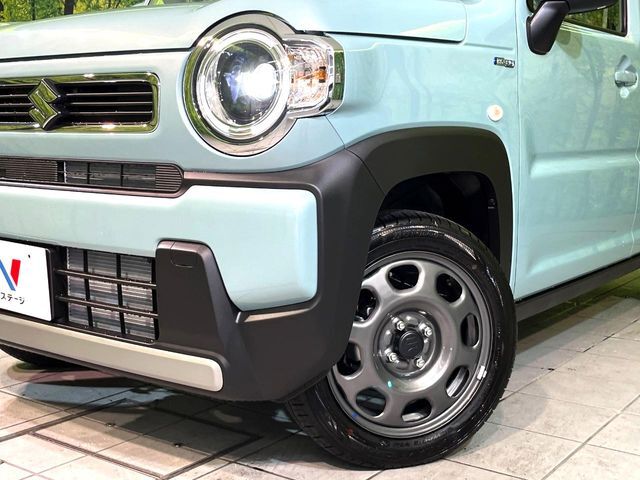 【LEDヘッドライト】悪天候や夜間走行時も良好な視界を確保し安心して運転できる高輝度LEDヘッドライトを装備！点灯速度が早く、消費電力も抑えられています。