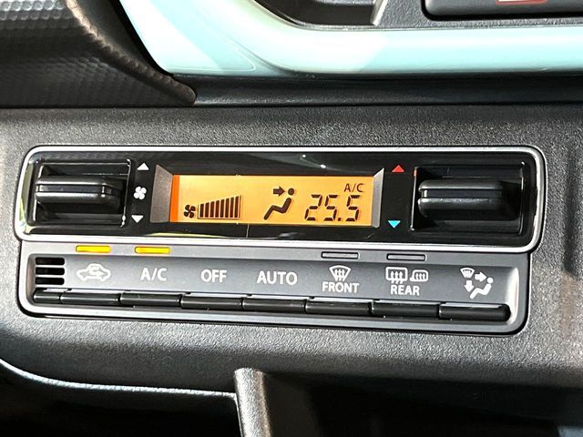 【オートエアコン】一度お好みの温度に設定すれば、車内の温度を検知し風量や温度を自動で調整。暑い…寒い…と何度もスイッチ操作をする必要はありません。快適な車内空間には必須の機能ですね♪