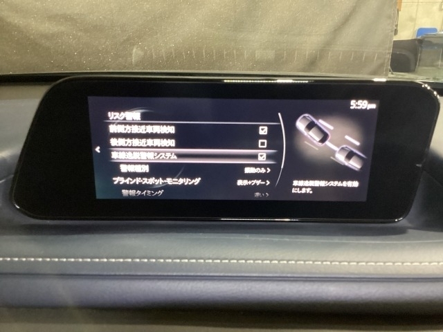 車線から逸れないようステアリングをアシスト♪車両が車線を踏み越えそうであると判断すると、ステアリングの振動・ビープ音により警告。ドライバーの素早い回避操作をサポート致します。