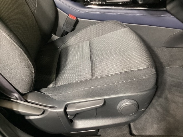 運転席にはドライバーの体型や好みに応じて前後方向だけでなく、高さの調整ができるシートリフターを装備！