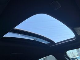 【大型サンルーフ】車内の解放感が一気に上がる大型のパノラマルーフ！季節を問わず開放的で快適なドライブをお楽しみいただけます。流通量も少なく希少価値の高い人気の装備です♪