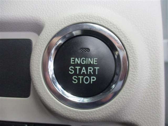 スマートキーを携帯していれば、　ドアハンドルに軽く触れるだけで開錠可能です。また、エンジンもブレーキを踏みながらスイッチを押すだけで始動できますよ