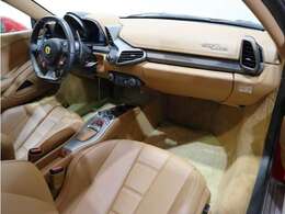 外装RossoCorsa×内装ベージュは人気の組合せのひとつ。LEDカーボンステアリング装備