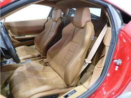 内装カラーはクオイオ（茶）