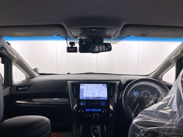 落ち着いたカラーの内装で、ゆったりと運転したい方に。