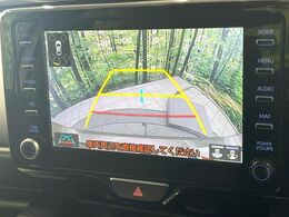 【バックカメラ】駐車時に後方がリアルタイム映像で確認できます。大型商業施設や立体駐車場での駐車時や、夜間のバック時に大活躍！運転スキルに関わらず、今や必須となった装備のひとつです！