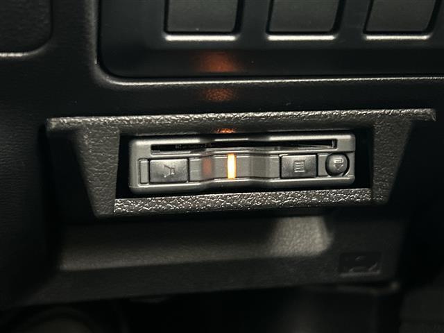 【ETC】有料道路を利用する際に料金所で停止することなく通過できる、ETC車載器（ノンストップ自動料金収受システム機器）が装備されています。セットアップを行うことで利用可能になります。