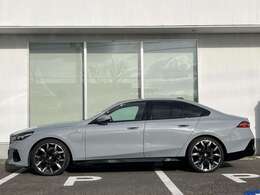 BMW Premium Selection 2年間走行距離無制限保証、安心もBMWクオリティ。BMWメカニックによる360度チェックの納車前点検。交換基準に達した部品があれば、BMW純正部品だけを使用し整備した後にお引渡しします。