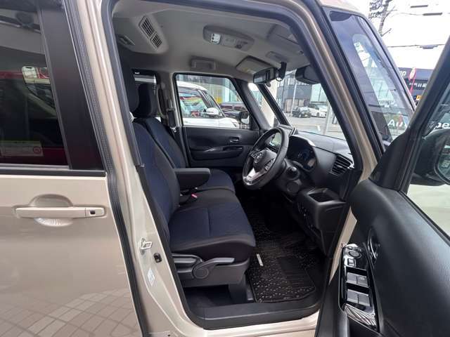 「シート高調整＆チルトステアリング」で小柄な方も運転しやすいポジションに調整できます。
