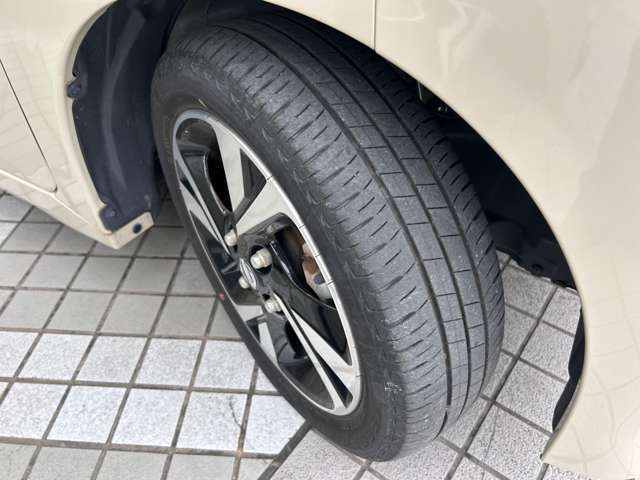 純正15インチアルミホイール。目立つような傷もなく状態良好です。