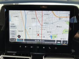 車の前後左右に4つのカメラを設置。車を真上から見たような映像を映し出してくれるカーナビゲーション付。