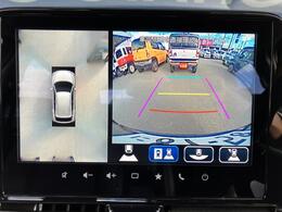 車の前後左右に4つのカメラを設置。車を真上から見たような映像を映し出してくれるカーナビゲーション付。