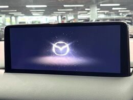 【メーカー純正ナビ】インテリアに溶け込むスタイリッシュな「専用設計」メーカーナビを装備♪視認性や操作性など基本性能にも優れ、より上質なカーライフをお楽しみいただけます。