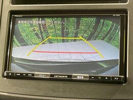 【バックカメラ】駐車時に後方がリアルタイム映像で確認できます。大型商業施設や立体駐車場での駐車時や、夜間のバック時に大活躍！運転スキルに関わらず、今や必須となった装備のひとつです！