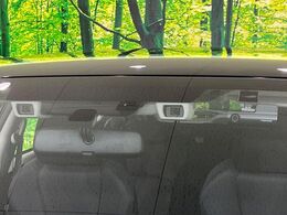 【アイサイトVer2】前方の車両等を検知し、衝突しそうな時は警報で注意を促し、ブレーキを踏む力をサポート。ブレーキを踏めなかった場合は衝突被害軽減ブレーキが作動、衝突回避をサポートします。