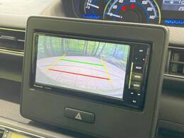 【バックカメラ】駐車時に後方がリアルタイム映像で確認できます。大型商業施設や立体駐車場での駐車時や、夜間のバック時に大活躍！運転スキルに関わらず、今や必須となった装備のひとつです！