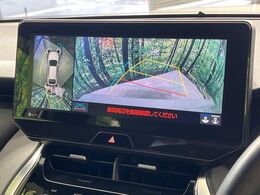 【パノラミックビューモニター】専用のカメラにより、上から見下ろしたような視点で360度クルマの周囲を確認することができます☆死角部分も確認しやすく、狭い場所での切り返しや駐車もスムーズに行えます。