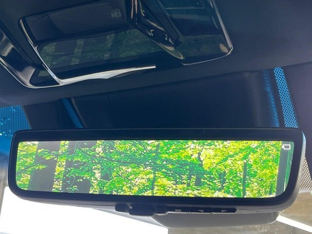 【デジタルインナーミラー】後席の大きな荷物や同乗者で後方が確認しづらい時でも安心！カメラが撮影した車両後方の映像をルームミラー内に表示。クリアな視界で状況の確認が可能です！