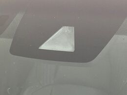 【トヨタセーフティセンス】走行中に前方の車両等を認識し、衝突しそうな時は警報とブレーキで衝突回避と被害軽減をアシスト。より安全にドライブをお楽しみいただけます。