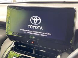 【12.3インチディスプレイオーディオ】スマートフォンと連携が可能な大画面ディスプレイオーディオです。スマートフォンのナビ機能を使用したり、Bluetooth接続で音楽もお楽しみいただけます！