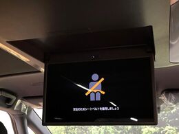 【フリップダウンモニター】大画面モニターで後席でもエンタメをお楽しみいただけます。小さなお子様にも大人気の装備です♪