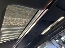 【左右独立ムーンルーフ】2列目左右席にそれぞれ配置されたガラスルーフ！日差しに合わせて片側だけシェードを閉めることも可能です！