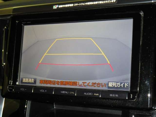 バックモニターも装備しております。バックギアに入れるとナビ画面に車の後方が映し出されます。これで後方確認も安心！