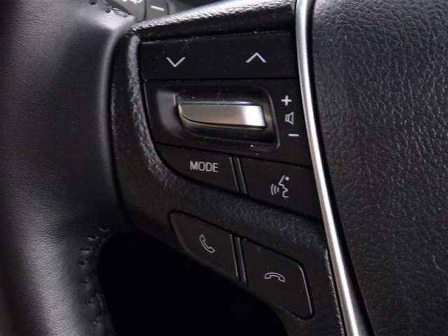 ステアリングスイッチ装備！運転しながら手元でオーディオの操作などができます。