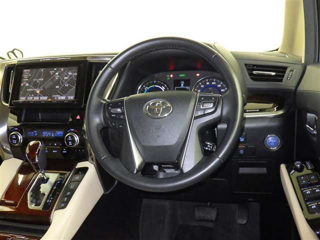 運転の際、常に目にする部分だけにシックで飽きのこないデザインが良いですね。