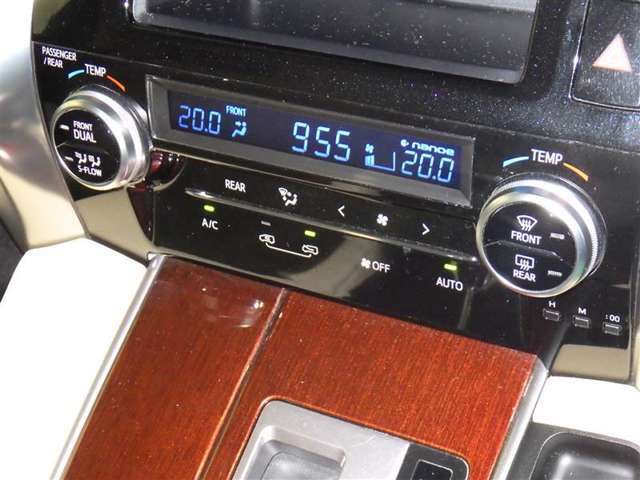 運転席・助手席・独立型オートエアコン。運転手とパートナー別々の温度設定が出来快適なドライブが楽しめます！！