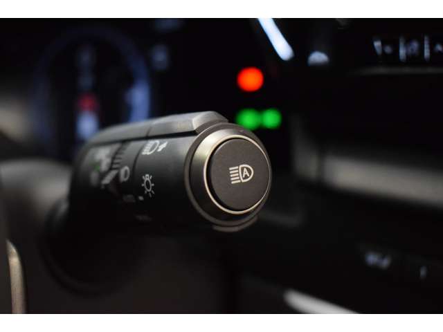 L字型デイタイムランニングランプとAHS機能がついた単眼Bi-Beam LEDヘッドランプユニットをレクサスで初めて採用しました。