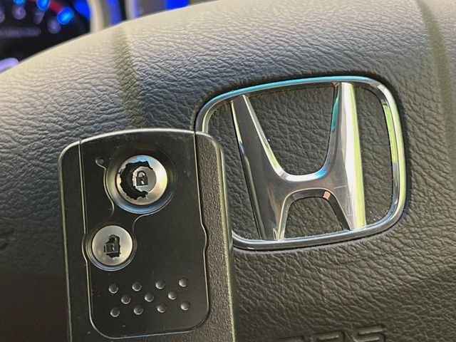 【Hondaスマートキー】カバンやポケットに入れたままでもドアの施錠・解錠が可能なスマートキーを装備。エンジンのオン・オフ時もカギを取り出す必要が無いからとっても便利です♪