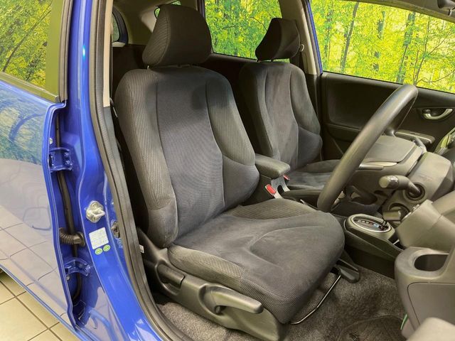 運転席まわりには十分なスペースがあり、大柄な方でもゆったり運転していただける環境です。