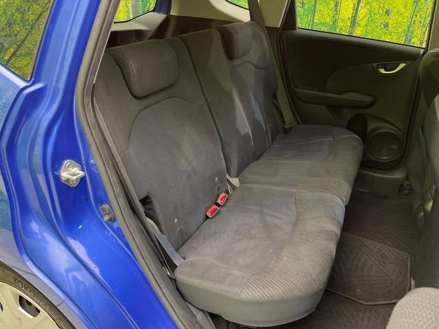 コンパクトカーですが、セカンドシートは十分な広さがあり快適にお乗りいただけます♪シートを倒して大きな荷物を積んだりと、用途の幅が広い1台です。