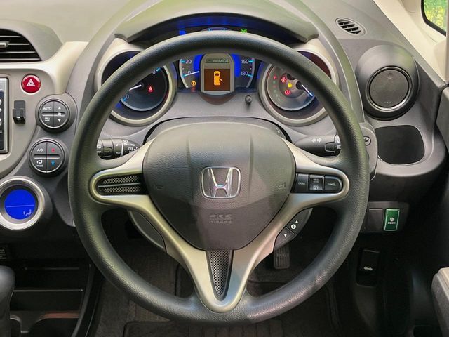 インテリアに合わせたデザインのステアリングは、運転される方のことも考え、運転しやすい形状、大きさです。是非一度、実際に触ってお確かめください。