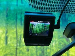 【ドライブレコーダー】安心・安全なカーライフに必須のドライブレコーダーを装備！走行中はもちろん、あおり運転や事故に遭遇した際の状況も映像で記録し、万一のリスクに備えます。