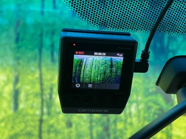 【ドライブレコーダー】安心・安全なカーライフに必須のドライブレコーダーを装備！走行中はもちろん、あおり運転や事故に遭遇した際の状況も映像で記録し、万一のリスクに備えます。