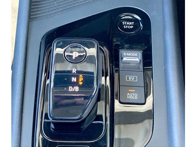 前後の動きのみで操作できる電設シフトです。スポーツ・エコ・ノーマル3種類の「ドライブモード」、EVモードスイッチ、オートホールドスイッチ。
