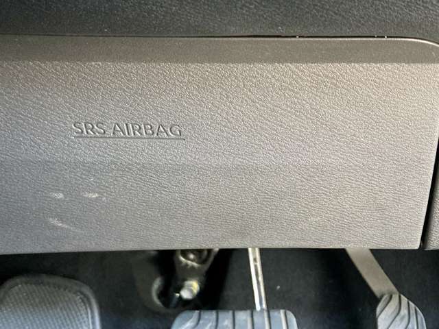 SRSニーエアバックシステム＜運転席＞はドライバーの脚部を受け止め、下肢の障害を軽減するとともに姿勢を維持することで、保護効果を高めます。