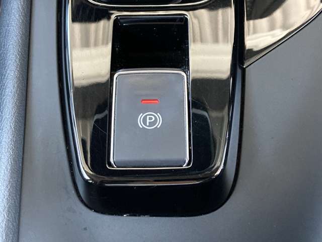 電動パーキングブレーキです。ブレーキペダルを踏み込み、Pスイッチを引き上げると作動、押し下げると解除されます。
