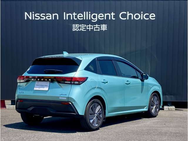 外装色：サーフグリーンチタンメタリックです。プレミアム認定中古車の4つのポイント　1.5年未満/走行距離5万Km以内　2.車輌評価4.5以上　3.徹底した点検整備　4.2年間の無料保証。