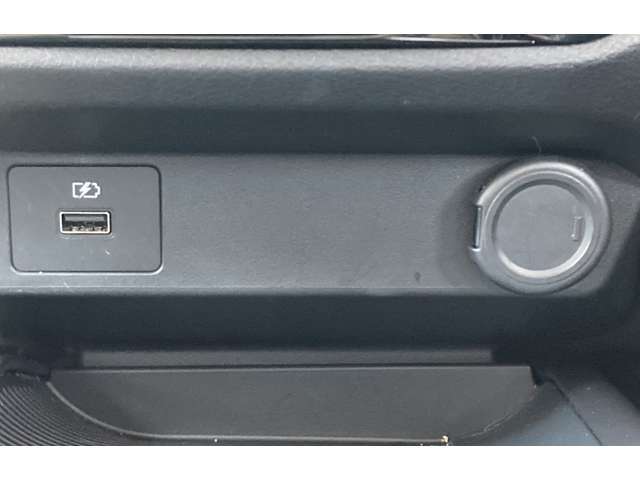 USBソケット，電源ソケットです。