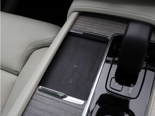 対応機種のスマートフォンを、トンネルコンソールの下のラバープレートに置いておくだけで充電可能。センターディスプレイの機能ビューを使用して、充電プレートのオンとオフを切り替えることができます。