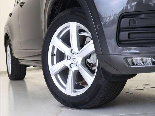 6スポークタービン8.0J×19インチシルバーアルミホイール。衝突回避・被害軽減ブレーキシステムやパイロット・アシストなど、数多くの先進安全・運転支援機能を標準装備。