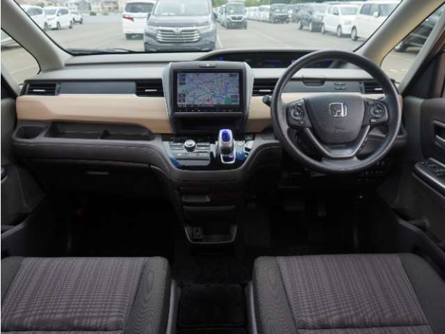 視界広々で非常に運転しやすくロングドライブでも疲れを感じさせないすっきりとまとまったインパネ周りです。