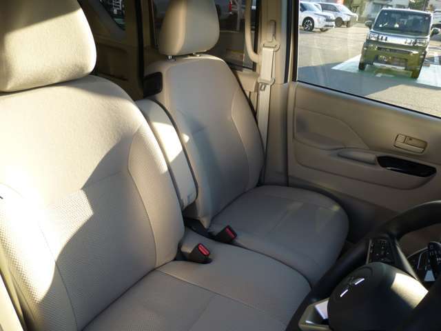 センターアームレスト付フロントベンチシート/運転席＆助手席シートヒーター（クッション部）/ステアリングチルト・シートハイトアジャスター（運転席）・シートベルトショルダーアンカー（運転席・助手席）付