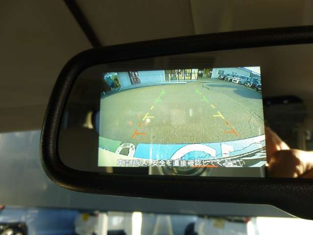 リヤビューモニターの映像をナビ画面に移せます！シフトを「R（後退）」に入れると、車両後方の映像を表示。後退時のハンドル操作の目安となるガイドラインも表示し車庫入れをサポートします。