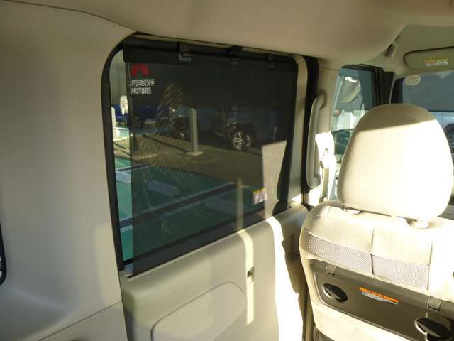 ロールサンシェード（左右スライドドアガラス）※後席への日差しを防ぎ、エアコンの効きを良くする効果があります！使用しない時はワンタッチで収納可能です。